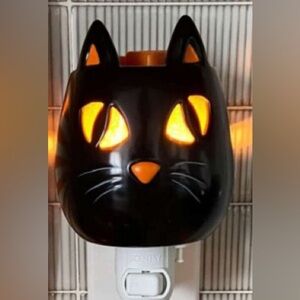 **DISCONTINUED** Spooky Stare Black Cat Scentsy Mini Warmer
